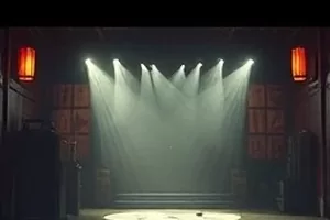 悬疑剧《夜航灯塔》风暴夜海面横版剧照