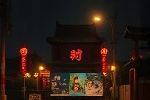 公路悬疑《长夜折返》加油站夜戏横版剧照